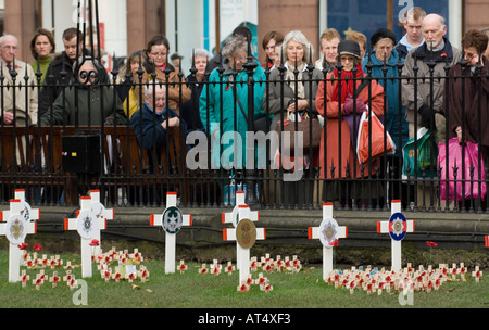 Persone raccolte nel giorno del ricordo cerimonia in Edinburgh, novembre 2005, osservare due minuti di silenzio Foto Stock