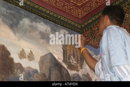 Restauro di un murale in Grand Palace, Bangkok, Thailandia Foto Stock