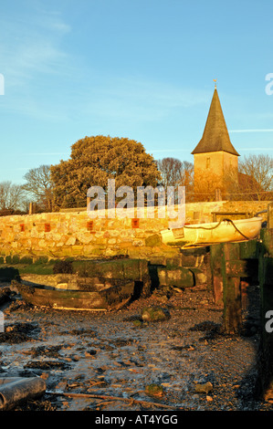 Acqua bassa vicino Bosham chiesa della Santa Trinità costruito nell'anno 1000 Foto Stock