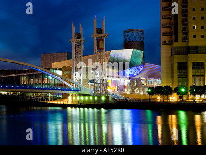 Il Lowry Centre e Lowry Outlet Mall di notte, Salford Quays, Greater Manchester, Inghilterra, Regno Unito Foto Stock