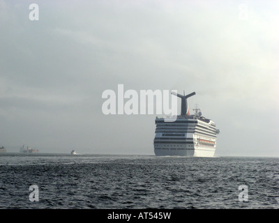 La nave da crociera Carnival vittoria, lasciando in alto New York Bay, legato per l'Oceano Atlantico. Foto Stock