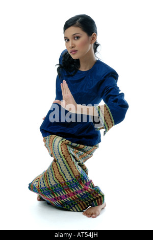 Ragazza malese Ballerina con usura Kurung moderno e Batik Foto Stock