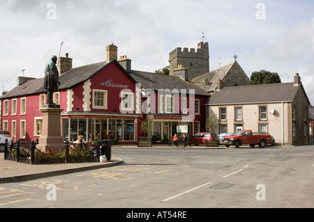 Piazza principale Tregaron Ceredigion , con Rhiannon centro d'oro in background, pomeriggio autunnale, statua e il campanile della chiesa Foto Stock