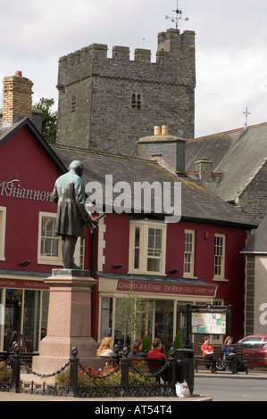 Piazza principale Tregaron Ceredigion , con Rhiannon centro d'oro in background, pomeriggio autunnale Foto Stock