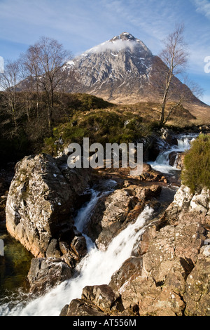 Buachaille Etive Mor e una cascata sul fiume Coupall Highlands della Scozia Foto Stock