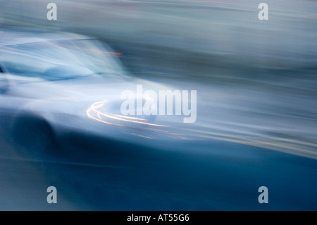 In rapido movimento di auto, offuscata telecamera pan, slow shutter speed camera tecnica, blu Foto Stock