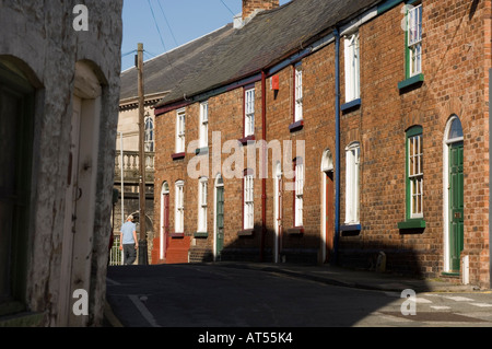 Denbigh (Dinbych) , Vale of Clwyd, il Galles del Nord - fila di mattoni tradizionali casette a schiera case su una strada Foto Stock