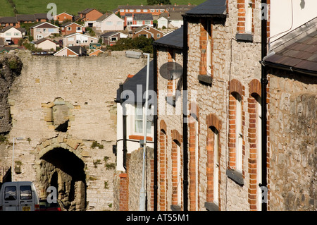 Denbigh (Dinbych) , Vale of Clwyd, il Galles del Nord - Fila di modernizzato e rinnovato cottage terrazzati che conduce alla porta di Burgess Foto Stock