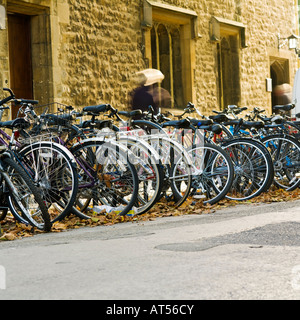 Studente ciclista in Oxford. Nessun modello di rilascio richiesto blur, angolo ombra significa persona è irriconoscibile Foto Stock