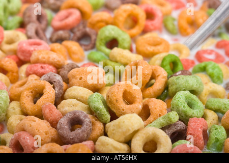Cheerios con anelli colorati di cereali in un recipiente di vetro con latte dall'alto immagini foto grandi ad alta risoluzione orizzontale negli Stati Uniti ad alta risoluzione Foto Stock