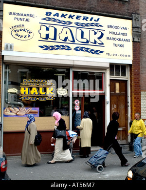 Rotterdam Middellandstraat, è una strada molto lunga, con un sacco di negozi internazionali. Forno Halk Paesi Bassi Foto Stock