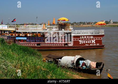 Le imbarcazioni turistiche sul fiume Tonle Sap,Phnom Penh,Cambogia con salicornie Foto Stock