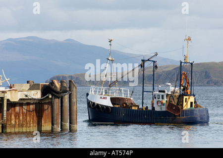 Barca da pesca a strascico costiera lasciando Mallaig pesca porto porto sul suono di Sleat nelle Highlands occidentali, Scotland, Regno Unito Foto Stock