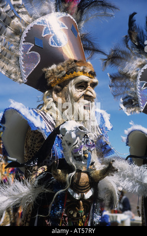 Ritratto di uno sciamano tabacchi / mago ballerino con copricapo, festival CH'utillos, Potosi, Bolivia Foto Stock