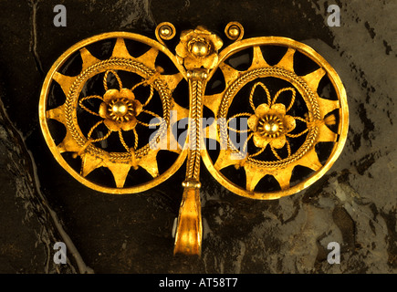 Collana d'oro Karo Batak, ornamento Padung Padung Padung, Sumatra settentrionale, Indonesia, intricata filigrana e lavorazione artigianale in granulazione testurizzata Foto Stock
