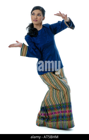 Ragazza malese Ballerina con usura Kurung moderno e Batik Foto Stock