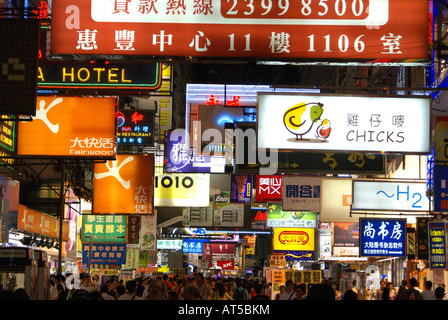 Insegne illuminate di notte su Sai Yeung Choi Street, la principale via dello shopping di Mong Kong district, Kowloon, Hong Kong, Cina Foto Stock