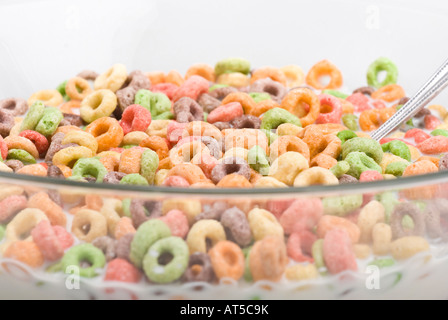 Cheerios con anelli colorati di cereali in un recipiente di vetro con latte dall'alto immagini foto grandi ad alta risoluzione orizzontale negli Stati Uniti ad alta risoluzione Foto Stock