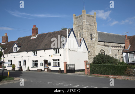 Re della testa casa pubblica in piazza del mercato e il villaggio chiesa parrocchiale di San Bartolomeo, Orford, Suffolk, Inghilterra Foto Stock