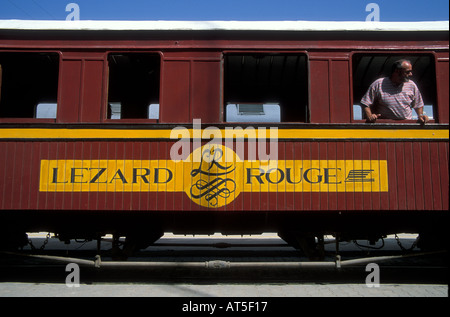 Il passeggero guardando fuori dalla finestra del treno del Le Lezard Rouge treno che è un vecchio treno francese si è trasformato in un treno turistico Foto Stock