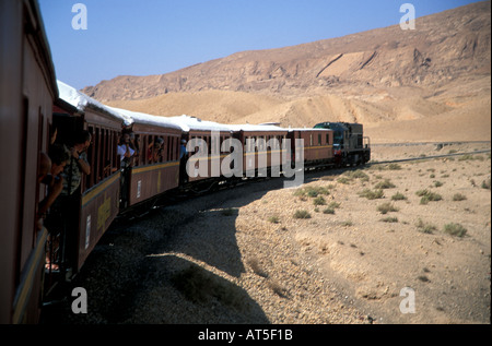 Le Lezard Rouge è un vecchio treno si è trasformato in un treno turistico che viaggia sulla linea che servivano le miniere di fosfato in collina Foto Stock