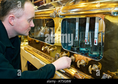 Whisky Glenmorangie Distillery a Tain. Ancora uomo Robert Nicholson controlla i livelli di alcool nello spirito di sicuro. Highlands, Scozia Foto Stock