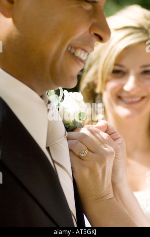 Lo sposo avente boutonniere fissato al bavero Foto Stock