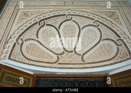 Il Marocco Palazzo Bahia Marrakech architrave scolpito di stucco in peacock ventola design tradizionali Foto Stock