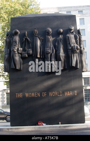 Le donne della II Guerra Mondiale due memorial in Whitehall London GB UK Foto Stock