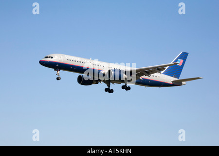 Un Boeing B757 della United Airlines sull approccio finale Foto Stock