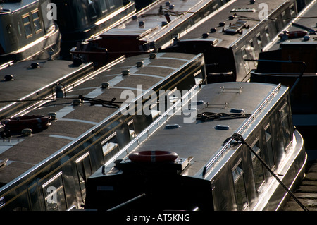 Chiatte ormeggiato sul Llangollen Canal Trevor bacino per l Acquedotto Pontcysyllte Galles del Nord 11 Febbraio 2008 Foto Stock