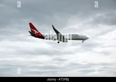 Qantas Boeing 737-800 sull approccio finale all'Aeroporto di Adelaide Foto Stock