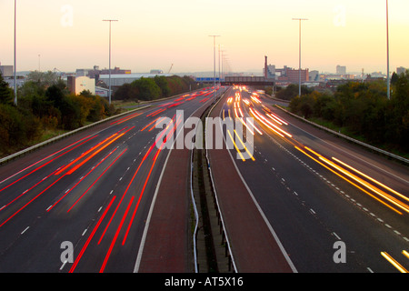 Autostrada M2 che conduce a nord da Belfast al crepuscolo e Irlanda del Nord Foto Stock