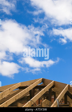 Tetto sotto costruzione e cielo blu con nuvole bianche Foto Stock