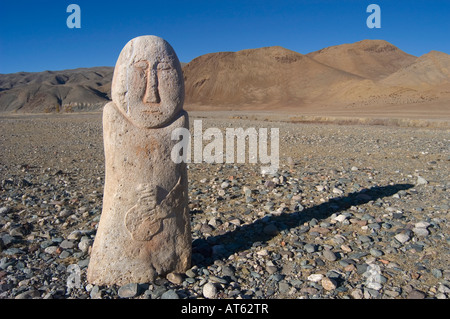 Un antico Balbal o turche pietra tomba detta per contrassegnare il luogo di sepoltura di guerrieri del Gran Khan in Bayan Olgi, Mongolia Foto Stock