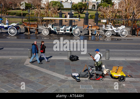 Un musicista di strada suona musica su Decatur Street. New Orleans, Louisiana, Stati Uniti. Foto Stock