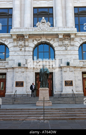 Edward Douglas statua bianca nella parte anteriore della Louisiana corte suprema. New Orleans, Louisiana, Stati Uniti d'America. Foto Stock