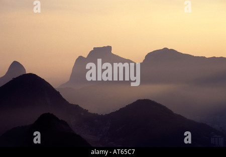 Tramonto sulle colline attorno a Rio de Janeiro, da Sugar Loaf Mt., Brasile Foto Stock