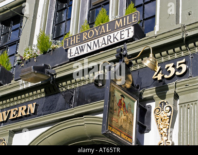 Il Royal Mile di Edimburgo, strada segno e Pub in dettaglio Foto Stock