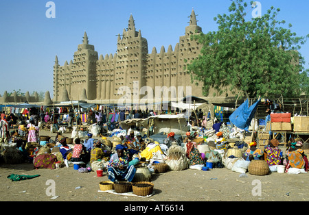 Settimanale lunedì mercato davanti all Djenne la Grande Moschea del Venerdì, Mali Foto Stock