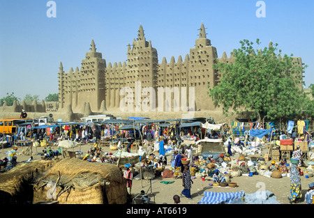 Settimanale lunedì mercato davanti all Djenne la Grande Moschea del Venerdì, Mali Foto Stock