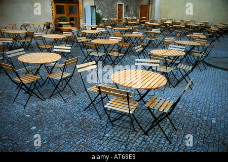 Svuotare cafe tavoli presso un ristorante sul marciapiede in Prague Praha Repubblica Ceca Foto Stock