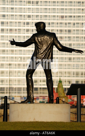 Statua di Liverpool nato Billy Fury situato all'Albert Dock Foto Stock