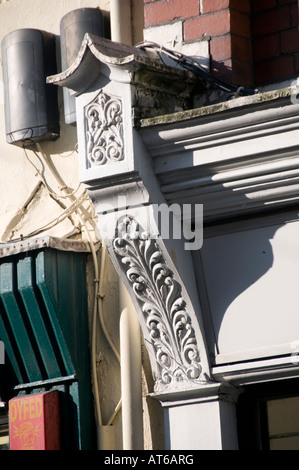 Dettaglio del negozio vittoriano frontale in legno intagliato STAFFA CONSOLE Foto Stock