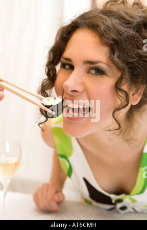 Uomo Donna alimentazione sushi, close-up Foto Stock