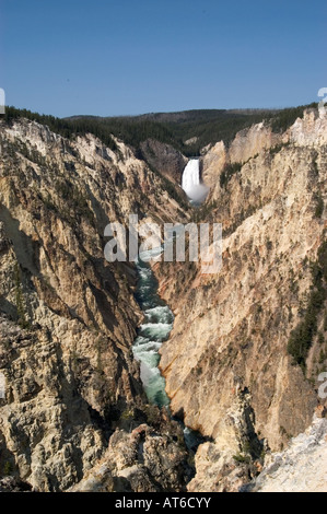 L'acqua precipita attraverso una stretta gola presso le Cascate Inferiori sul fiume Yellowstone nel Parco Nazionale di Yellowstone, WY. Foto Stock