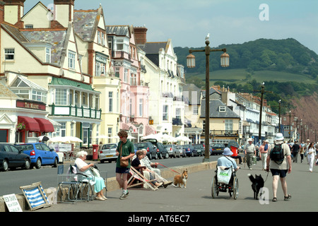 Sidmouth a Regency Città nel Devon England Regno Unito i visitatori sulla spianata Foto Stock