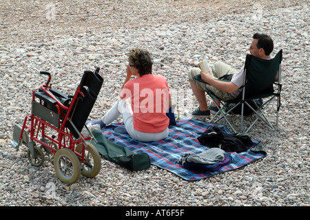 Persone disabili con sedia a rotelle sulla spiaggia Sidmouth Devon England Regno Unito fisicamente disabili Foto Stock