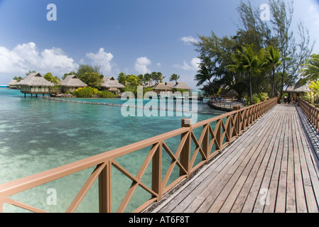 Vedute panoramiche dell'Hotel Intercontinental nei mari del sud Isola di Moorea in francese Plynesia nell'Oceano Pacifico del Sud Foto Stock