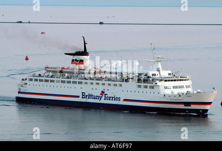 Luce della Sera come Duc de Normandie arriva in traghetto Plymouth Devon England Regno Unito Brittany Ferries flotta Foto Stock